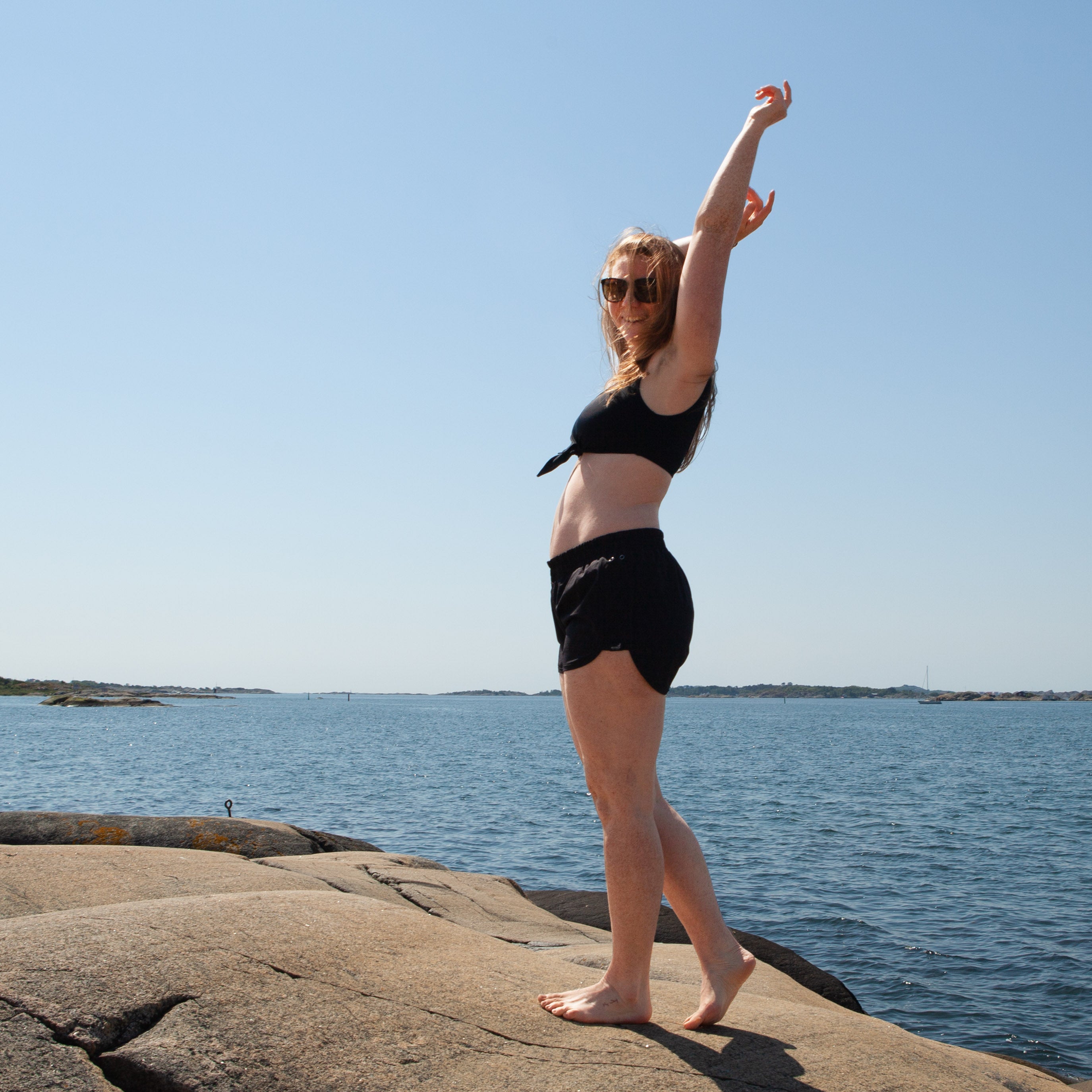 Kvinna iförd Shortsini Badshorts och Top i svart från Moonrise of Sweden Badshorts tjej, badshorts dam