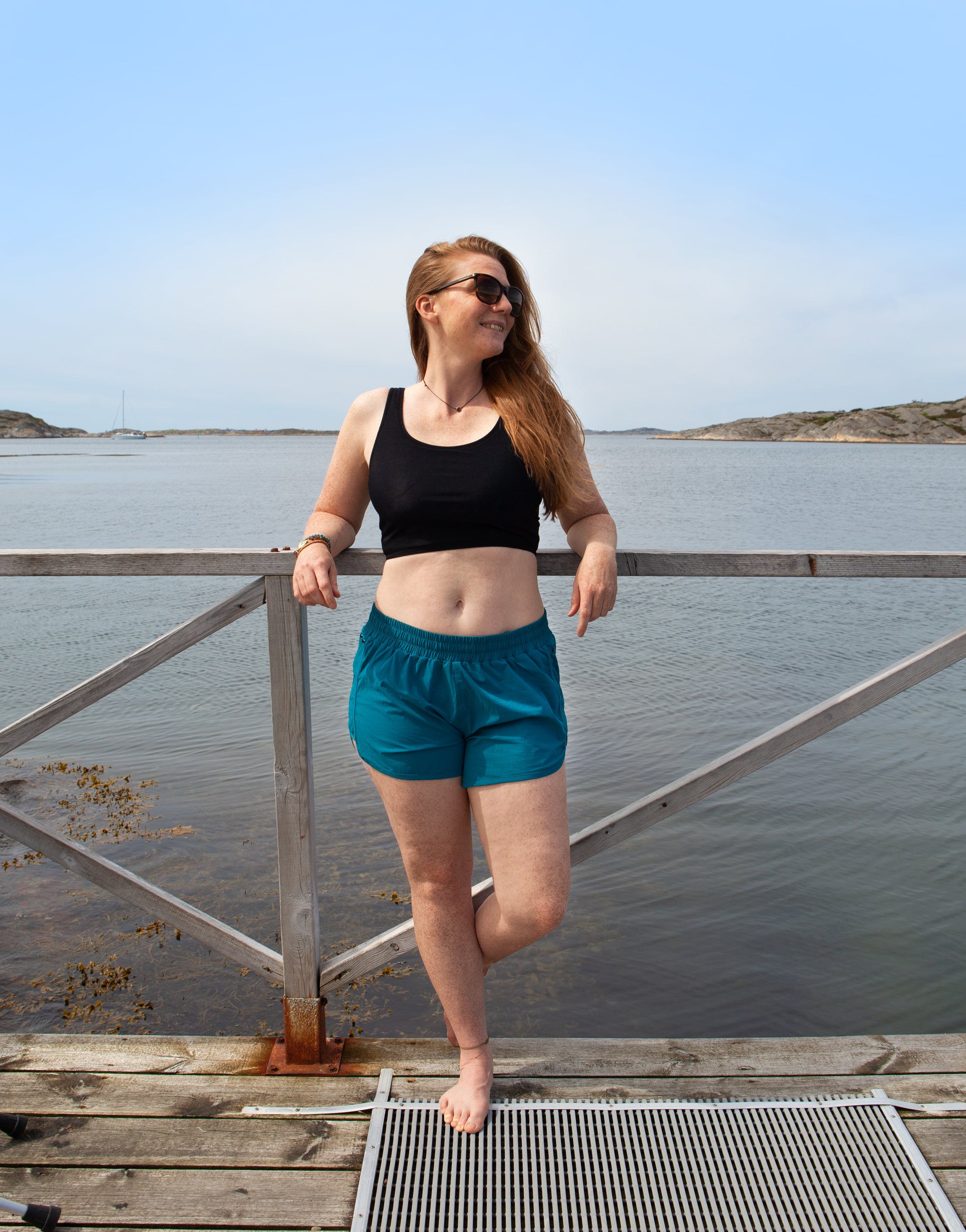 Kvinna i badshorts. Shortsini Shorts Biscay Bay från Moonrise of Sweden. badshorts tjej, badshorts dam
