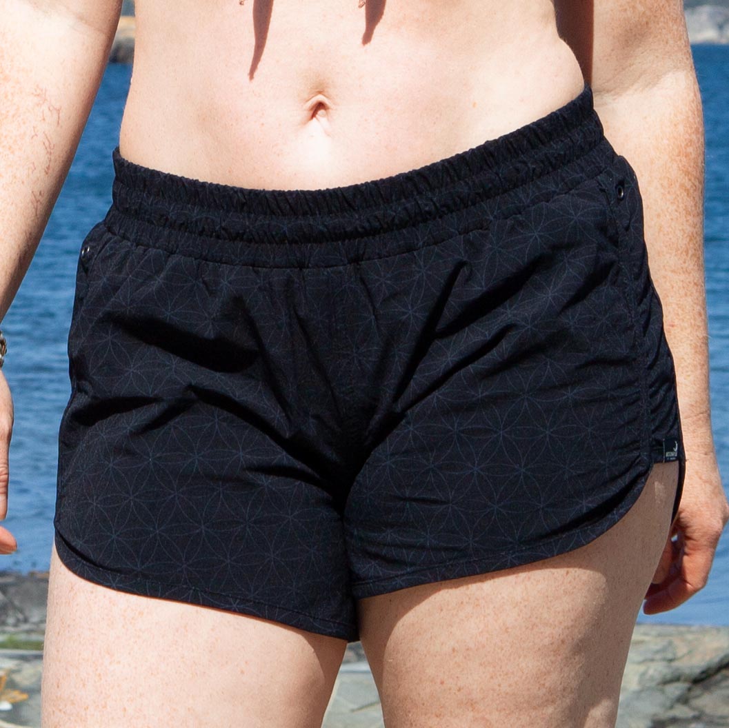 Shortsini shorts Black från Moonrise of Sweden. Kvinna i svarta badshorts vid hav  Redigera alternativtext